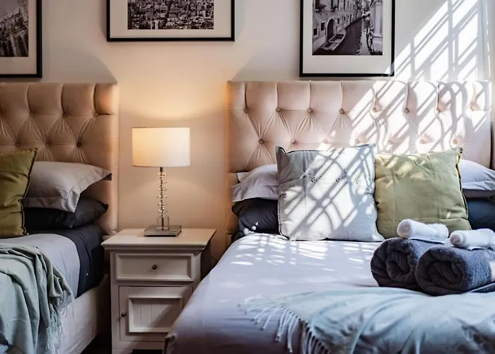 Large Group-friendly With Stunning Rooftop Сasa de vacaciones *